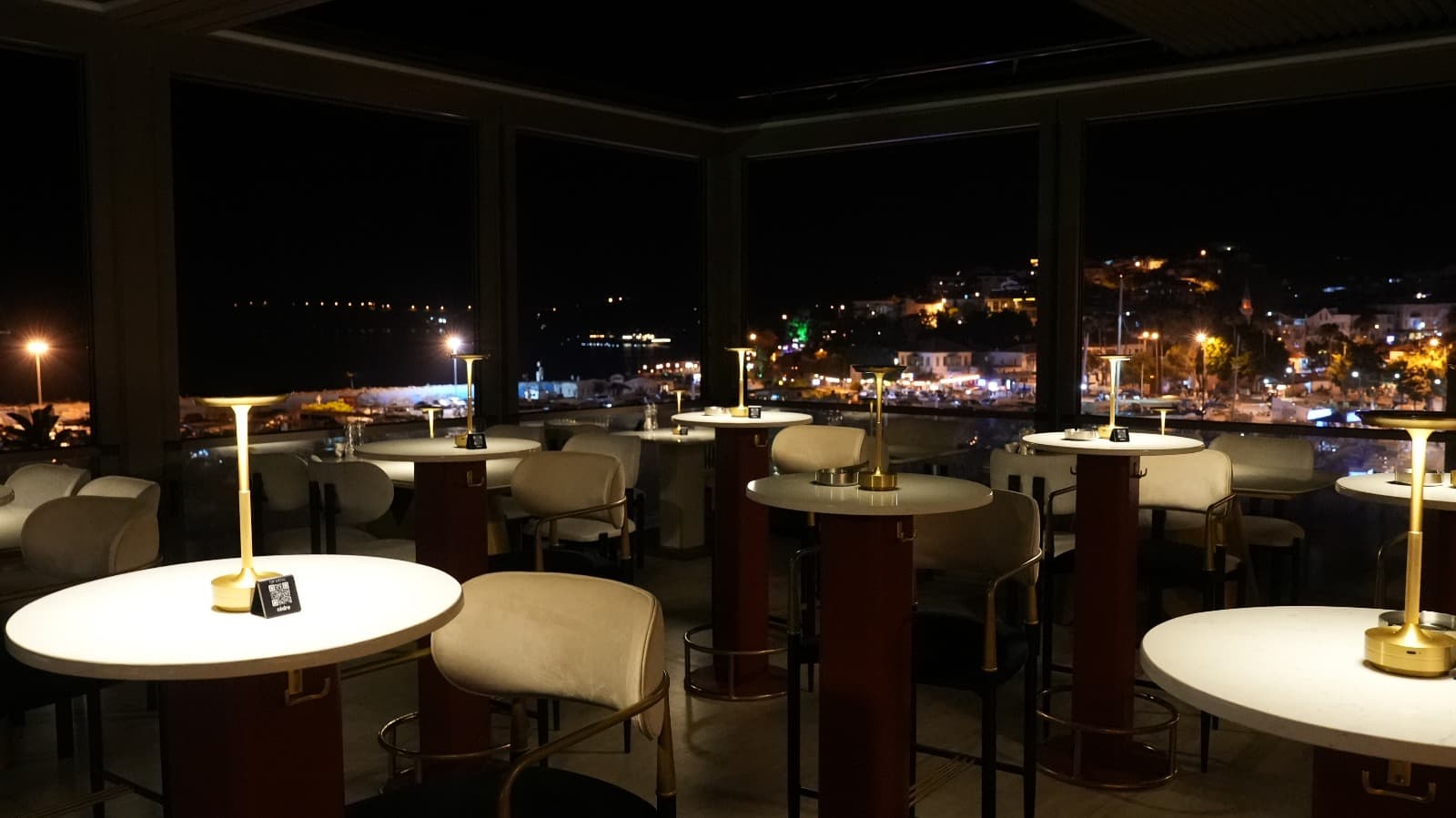 Cedre Restaurant Gece
