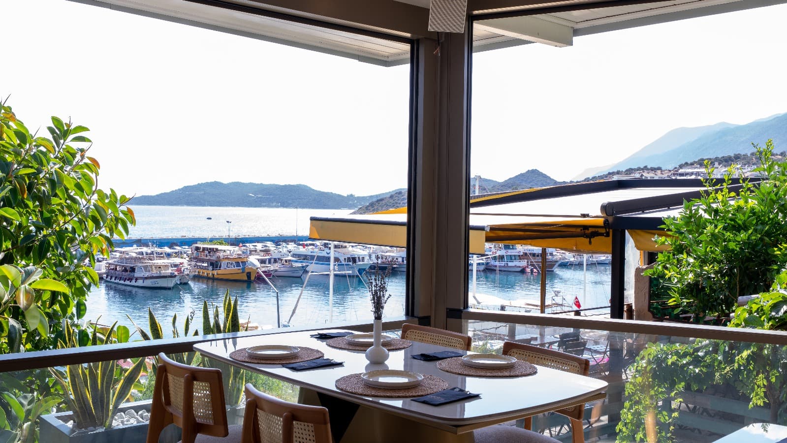 Cedre Restaurant Gündüz Manzarası